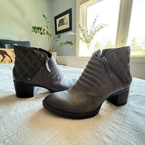 Clarks Boots - short - zip up - very good condition